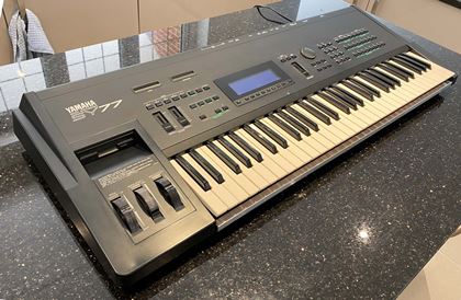 Yamaha-SY77"